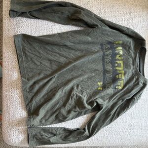 Youth small under armor T-shirt long sleeves like new condition